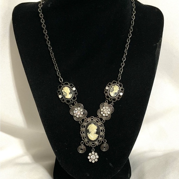 PULSE Cameo Necklace - Picture 5 of 5